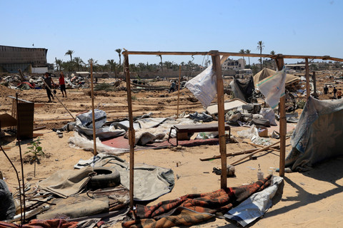 Warga Palestina yang mengungsi memeriksa tempat pengungsian yang rusak akibat operasi militer Israel di Deir Al-Balah, Jalur Gaza tengah, Selasa (22/7/2025). Foto: Hatem Khaled/REUTERS
