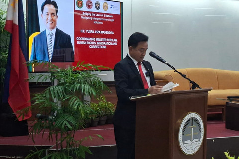 Menko Kumham Imipas Yusril Ihza Mahendra saat menyampaikan Kuliah Akademik di Fakultas Hukum University of the Philippines, Diliman, Quezon City, Manila, Kamis (23/7/2025). Foto: Dok. Pribadi