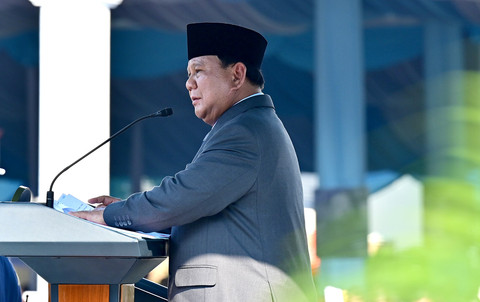 Presiden Prabowo Subianto (kiri) memberi sambutan saat Upacara Prasetya Perwira (Praspa) TNI dan Polri tahun 2025 di halaman Istana Merdeka, Jakarta, Rabu (23/7/2025). Foto: Puspen TNI