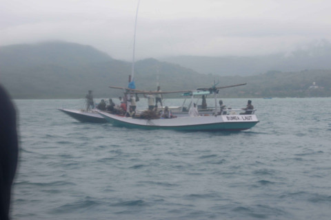 Kapal yang digunakan untuk melarung hasil bumi ke laut (Dokumentasi Tim KKN PPM UGM Baweanesia 2025)