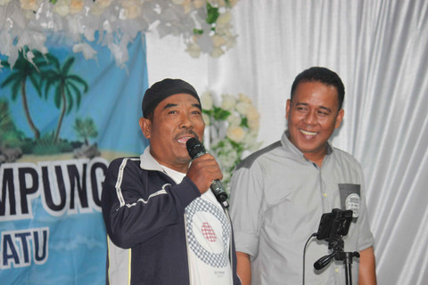 Warga Dusun Pamona saat kegiatan Selametan Pelabuhan sekaligus Syukuran Kampung (Dokumentasi Tim KKN PPM UGM Baweanesia 2025)