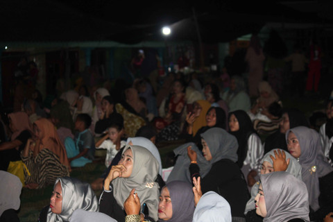 Antusias warga Dusun Pamona saat Selametan Pelabuhan di malam sebelum Prosesi Pelarungan hasil bumi (Dokumentasi Tim KKN PPM UGM Baweanesia 2025)