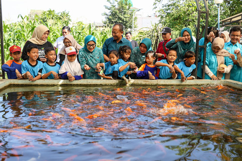 Keseruan Peringatan Hari Anak Nasional di Surabaya, Panen Sayur dan Ikan