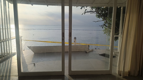Suasana bangunan di Pantai Bingin yang dibongkar, Rabu (23/7/2025). Foto: Denita BR Matondang/kumparan