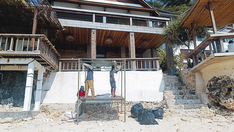 Suasana tempat usaha yang dibongkar di Pantai Bingin dan karyawan sibuk mengosongkan area usaha sebelum dibongkar, Rabu (23/7/2025). Foto: Denita BR Matondang/kumparan