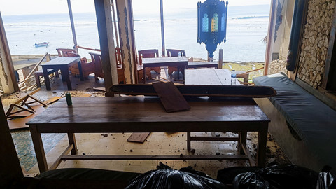 Suasana bangunan di Pantai Bingin yang dibongkar, Rabu (23/7/2025). Foto: Denita BR Matondang/kumparan