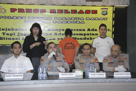 Pers rilis kasus penipuan di Polsek Tambora, Rabu (23/7/2025). Foto: Istimewa