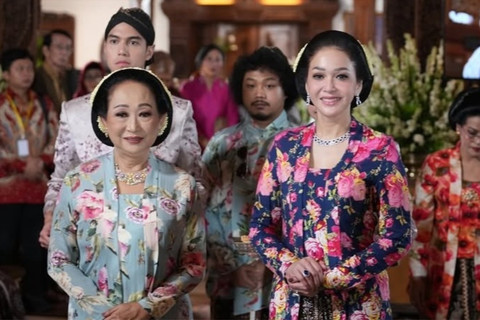 Meski jadul, kebaya kutu baru ini masih menjadi favorit di kalangan masyarakat. Foto: Instagram @maiaestiantyreal