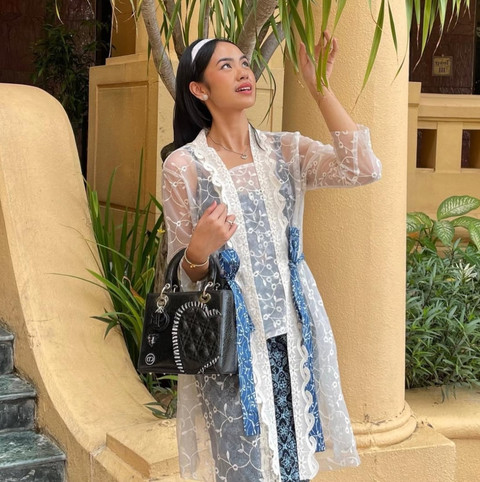 Kebaya terus bertransformasi dengan menghadirkan bahan dan desain yang disesuaikan dengan kebutuhan masyarakat. Foto: Instagram @raniaayamin