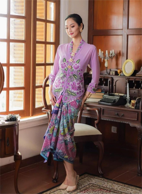 Kebaya encim yang berasal dari betawi juga menjadi favorit banyak orang. Foto: Instagram @roemahkebaya