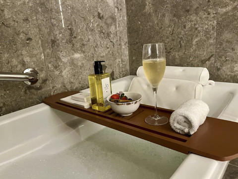 Service mandi busa yang jadi bagian dari program Happy Sleepers program dari Pan Pacific Jakarta. Foto: Fitria Sofyani/kumparan