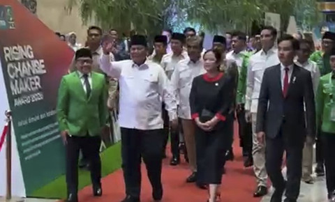 Presiden Prabowo Subianto, Wakil Presiden Gibran Rakabuming Raka, dan Ketua DPR RI Puan Maharani menghadiri hari lahir ke 27 Partai Kebangkitan Bangsa (PKB) di Jakarta Internasional Convention Center, Jakarta, Rabu (23/7/2025). Foto: Haya Syahira/kumparan