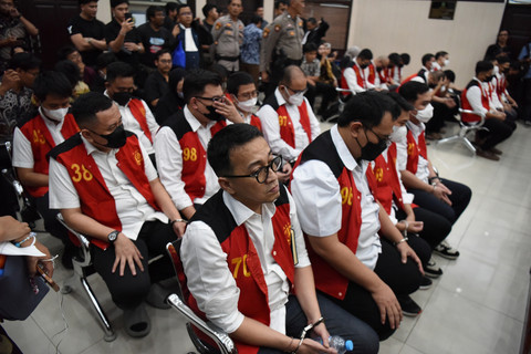 Sejumlah terdakwa kasus judi online bersiap mengikuti sidang pembacaan tuntutan di Pengadilan Negeri Jakarta Selatan, Jakarta, Rabu (23/7/2025). Foto: Indrianto Eko Suwarso/ANTARA FOTO