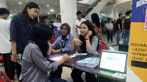 Para pencari kerja mencari informasi lowongan pekerjaan di kegiatan Job Fair yang digelar Disnaker Provinsi Sulawesi Utara.