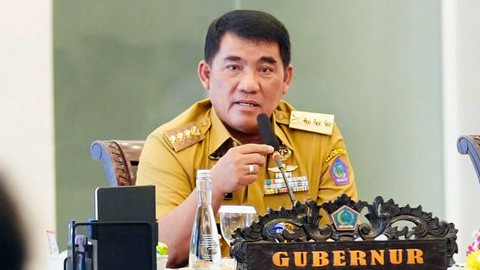 Gubernur Sulawesi Utara, Yulius Selvanus.