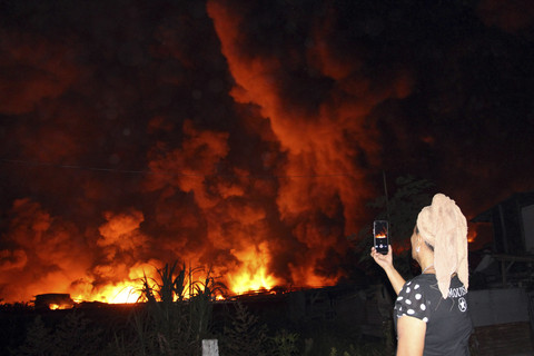 Warga merekam kebakaran pabrik minyak goreng di Kecamatan Medan Labuhan, Medan, Sumatera Utara, Rabu (23/7/2025). Foto: Yudi Manar/ANTARA FOTO 
