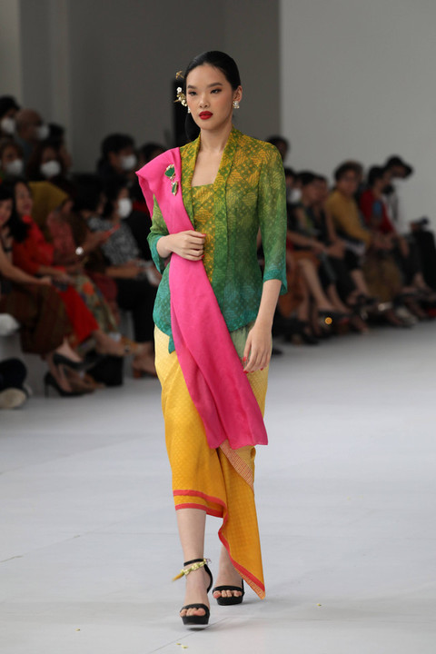 Model mengenakan busana koleksi dari desainer Obin dalam acara Jakarta Fashion Week atau JFW 2023 di Pondok Indah Mall, Jakarta Selatan, Kamis 27/10/2022. Foto: Aditia Noviansyah/kumparan