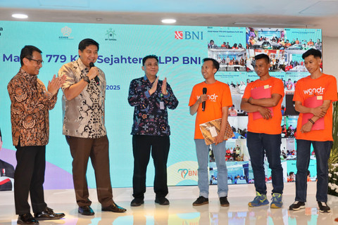 Direktur Utama BNI Putrama Wahju Setyawan (kiri), Menteri PKP RI Maruarar Sirait (kedua dari kiri), dan Komisioner BP Tapera Heru Pudyo Nugroho (ketiga dari kiri) pada Penandatanganan Nota Kesepahaman di Grha BNI, Jakarta, Rabu (23/7). Foto: Dok. BNI