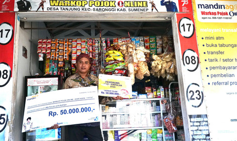 Mandiri Agen Warkop Pojok Online, Mursid asal Desa Tanjung, Kabupaten Sumenep, Jawa Timur menjadi pemenang Agen Jempolan Bank Mandiri. Foto: Dok. Bank Mandiri