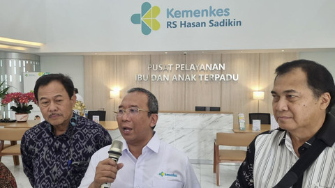 Dekan FK Unpad Prof. Dr Yudi Mulyana Hidayat (kiri), Dirjen Kesehatan Lanjutan Kemenkes RI dr Azhar Jaya (tengah), Dirut RSHS dr Rachim Dinata Marsidi (kanan) saat ditemui di Rumah Sakit Hasan Sadikin, Kota Bandung, pada Kamis (24/7/2025). Foto: Alya Zahra/kumparan