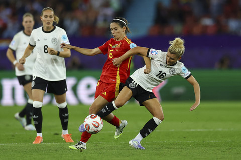 Aitana Bonmati dari Spanyol beraksi dengan pemain Jerman, Linda Dallmann pada pertandingan Euro Women 2025 antara Jerman vs Spanyol di Stadion Letzigrund, Zurich, Swiss, Kamis (24/7/2025) dini hari WIB. Foto: Matthew Childs/REUTERS