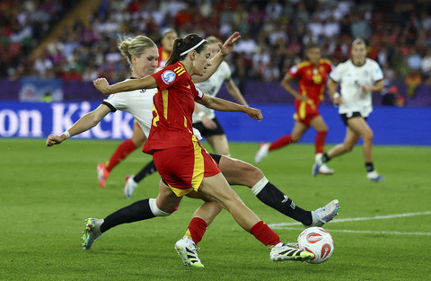 Pemain Spanyol, Aitana Bonmati, mencetak gol pertama pada pertandingan Euro Women 2025 antara Jerman vs Spanyol di Stadion Letzigrund, Zurich, Swiss, Kamis (24/7/2025) dini hari WIB. Foto: Matthew Childs/REUTERS