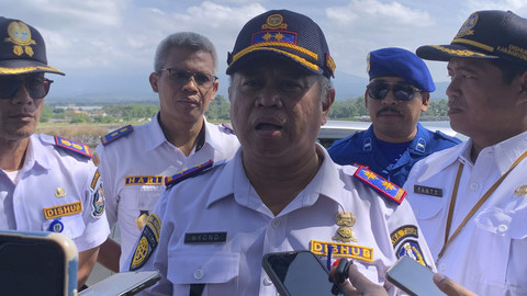 Kepala Dinas Perhubungan Provinsi Jawa Timur, Nyono memberi keterangan saat peluncuran kapal cepat Banyuwangi-Denpasar di Pantai Marina Boom, Banyuwangi, Rabu (23/7/2025). Foto: kumparan