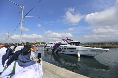 Peluncuran kapal cepat Banyuwangi-Denpasar di Pantai Marina Boom, Banyuwangi, Rabu (23/7/2025). Foto: kumparan