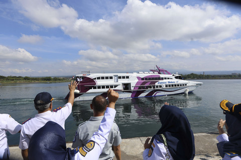 Peluncuran kapal cepat Banyuwangi-Denpasar di Pantai Marina Boom, Banyuwangi, Rabu (23/7/2025). Foto: kumparan