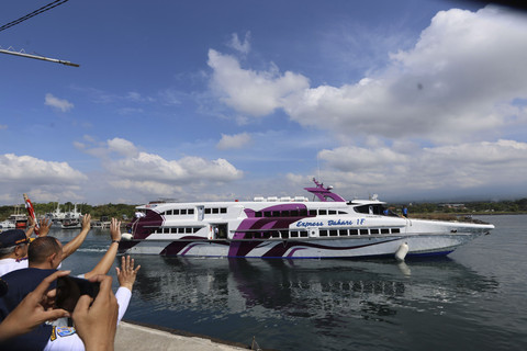 Peluncuran kapal cepat Banyuwangi-Denpasar di Pantai Marina Boom, Banyuwangi, Rabu (23/7/2025). Foto: kumparan