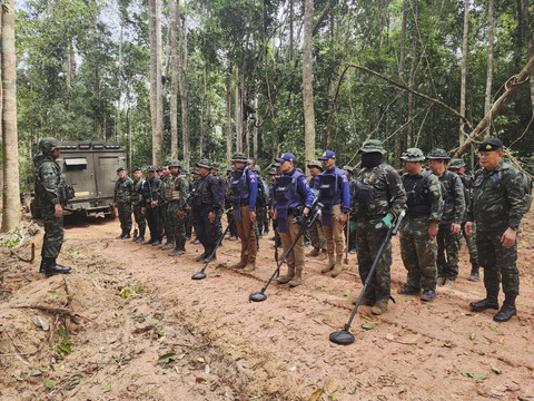 Foto yang dirilis oleh Angkatan Darat Kerajaan Thailand ini, tentara Thailand memeriksa daerah perbatasan saat dua ranjau darat anti-personil ditemukan pada hari Minggu (20/7/2025). Foto: Royal Thai Army via AP