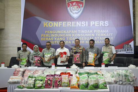 Dirtipideksus sekaligus Kepala Satgas Pangan Polri, Brigjen Pol Helfi Assegaf beserta jajaran berfoto saat konpers terkait kasus beras yang tidak sesuai standar mutu pada klaim kemasan di Gedung Bareskrim Polri, Jakarta, Kamis (24/7/2025). Foto: Iqbal Firdaus/kumparan