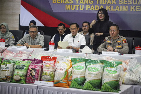 Dirtipideksus sekaligus Kepala Satgas Pangan Polri, Brigjen Pol Helfi Assegaf memberikan keterangan pers terkait kasus beras yang tidak sesuai standar mutu...                    </div>

                    <div class=