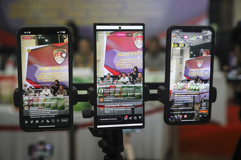 Rekaman Dirtipideksus sekaligus Kepala Satgas Pangan Polri, Brigjen Pol Helfi Assegaf memberikan keterangan pers terkait kasus beras yang tidak sesuai standar mutu pada klaim kemasan atau oplosan di Gedung Bareskrim Polri, Jakarta, Kamis (24/7/2025). Foto: Iqbal Firdaus/kumparan