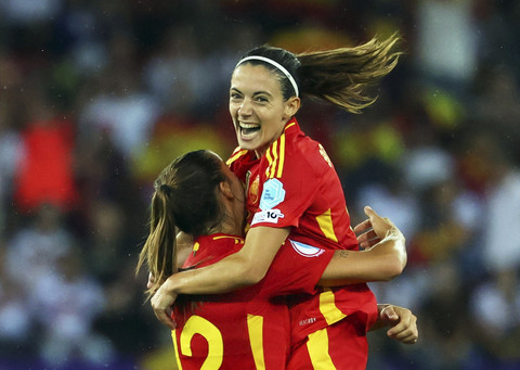 Pemain Spanyol, Aitana Bonmati, melakukan selebrasi seusai pertandingan Euro Women 2025 antara Jerman vs Spanyol di Stadion Letzigrund, Zurich, Swiss, Kamis (24/7/2025) dini hari WIB. Foto: Denis Balibouse/REUTERS