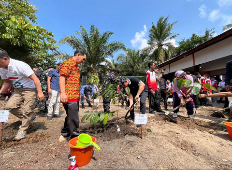 Gubernur Kalbar dan Ketua TP PKK sedang melakukan penanaman pohon didalam kegiatan tersebut. Foto: Rabiansyah/Hi!Pontianak.