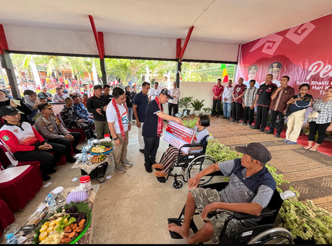 Gubernur Kalbar Ria Norsan saat memberikan bantuan secara simbolis. Foto: Rabiansyah/Hi!Pontianak.