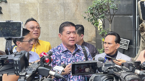 Ketua Umum Solidaritas Merah Putih Silfester Matutina dan Sekjen Peradi Bersatu Ade Darmawan sebelum pemeriksaan sebagai saksi pelapor kasus tudingan ijazah palsu Jokowi di Polda Metro Jaya, Kamis (24/7/2025). Foto: Nasywa Athifah/kumparan