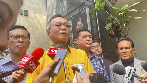 Sekjen Peradi Bersatu Ade Darmawan dan Ketua Umum Solidaritas Merah Putih Silfester Matutina sebelum pemeriksaan sebagai saksi pelapor kasus tudingan ijazah palsu Jokowi di Polda Metro Jaya, Kamis (24/7/2025). Foto: Nasywa Athifah/kumparan