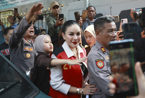 Terdakwa Nikita Mirzani saat tiba di Pengadilan Negeri Jakarta Selatan, Jakarta, Kamis (24/7/2025). Foto: Agus Apriyanto