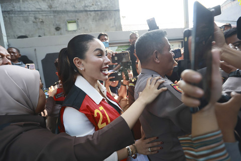 Terdakwa Nikita Mirzani saat tiba di Pengadilan Negeri Jakarta Selatan, Jakarta, Kamis (24/7/2025). Foto: Agus Apriyanto