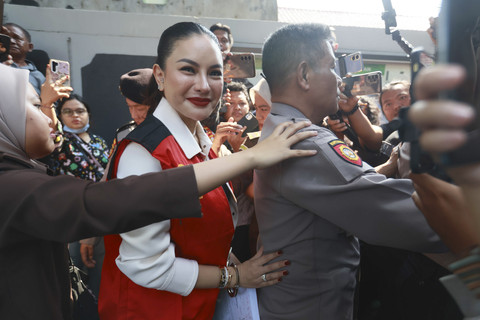 Terdakwa Nikita Mirzani saat tiba di Pengadilan Negeri Jakarta Selatan, Jakarta, Kamis (24/7/2025). Foto: Agus Apriyanto