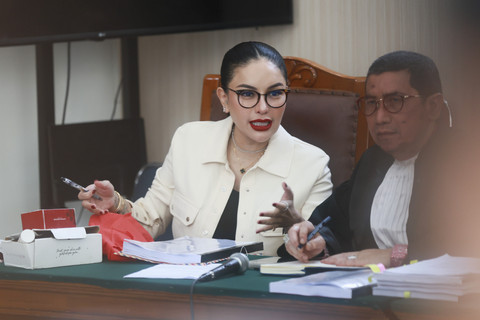 Terdakwa Nikita Mirzani menjalankan sidang perkara dugaan pengancaman dan tindak pencucian uang di Pengadilan Negeri Jakarta Selatan, Jakarta, Kamis, (24/7/2025). Foto: Agus Apriyanto