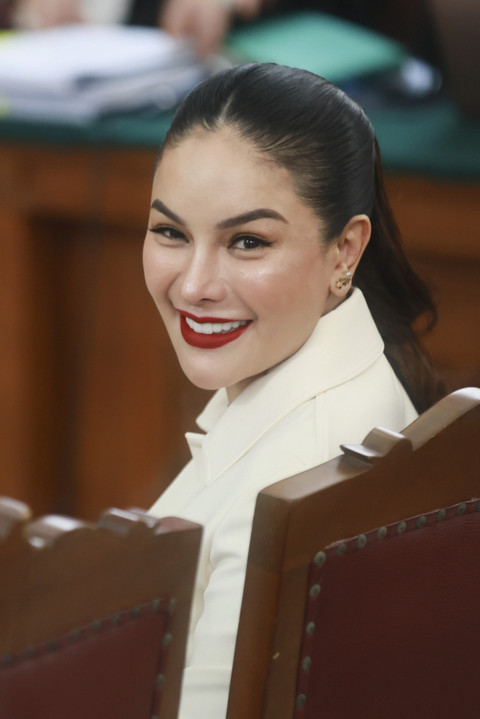 Terdakwa Nikita Mirzani menjalankan sidang perkara dugaan pengancaman dan tindak pencucian uang di Pengadilan Negeri Jakarta Selatan, Jakarta, Kamis, (24/7/2025). Foto: Agus Apriyanto