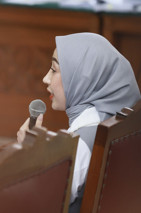 Saksi Reza Gladys saat memberikan kesaksian  perkara dugaan pengancaman dan tindak pencucian uang di Pengadilan Negeri Jakarta Selatan, Jakarta, Kamis, (24/7/2025). Foto: Agus Apriyanto