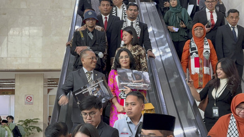 Sejumlah anggota DPR RI memakai syal dan membawa poster bentuk solidaritas ke Palestina di Kompleks Parlemen, Senayan, Jakarta Pusat pada Kamis (24/7/2025). Foto: Abid Raihan/kumparan