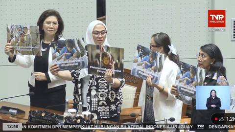 Anggota DPR RI membentangkan poster dukungan ke Palestina saat rapat paripurna ke-26 masa sidang IV tahun 2024-2025 di Kompleks Parlemen, Senayan, Jakarta Pusat pada Kamis (24/7/2025). Foto: YouTube/ TVR Parlemen