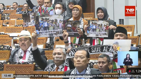 Anggota DPR RI membentangkan poster dukungan ke Palestina saat rapat paripurna ke-26 masa sidang IV tahun 2024-2025 di Kompleks Parlemen, Senayan, Jakarta Pusat pada Kamis (24/7/2025). Foto: YouTube/ TVR Parlemen