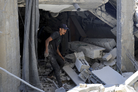 Seorang warga Palestina memeriksa kerusakan rumah yang hancur akibat operasi militer Israel, di Deir al-Balah, Jalur Gaza tengah, Rabu (23/7/2025). Foto: Hatem Khaled/REUTERS