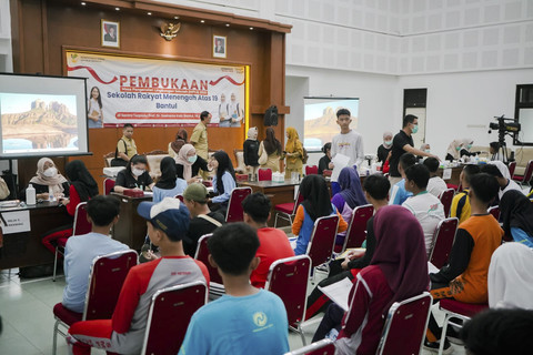 Para siswa saat peluncuran Sekolah Rakyat di Kapanewon Kasihan, Kabupaten DIY, Senin (14/7/2025). Foto: Humas Pemda DIY